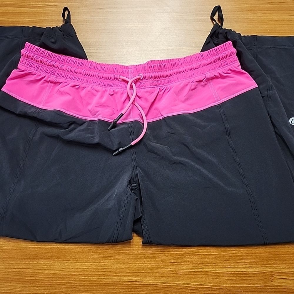 Lululemon Wide Leg Capri Yoga Pants Ankle Drawstring Back Pocket Sz 8 Black/Pink
